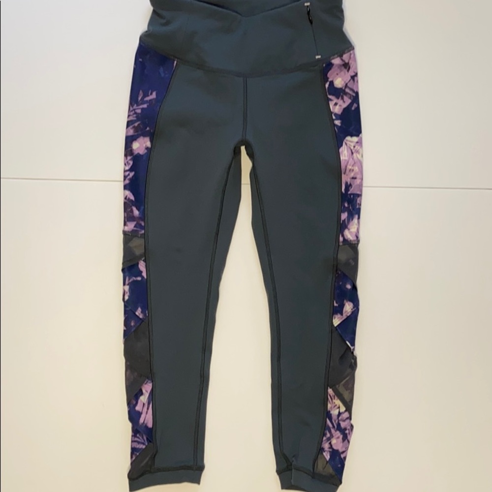 Calia by Carrie Underwood Capri Leggings, EUC